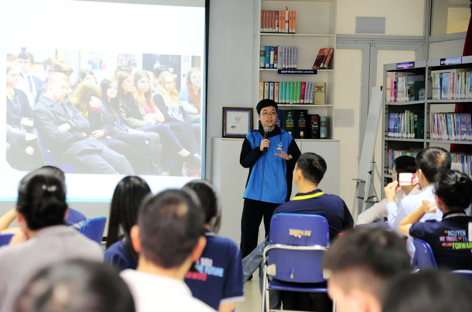 Việt Anh tích cực chia sẻ kinh nghiệm và trải nghiệm của bản thân cho các bạn học sinh cũng có dự định du học