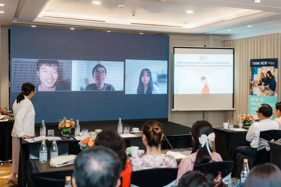 Gia Huy (bên trái) chia sẻ trực tuyến tại Lễ trao Học bổng Chính phủ New Zealand bậc Trung học 2023 do ENZ tổ chức vào tháng 7/2023.