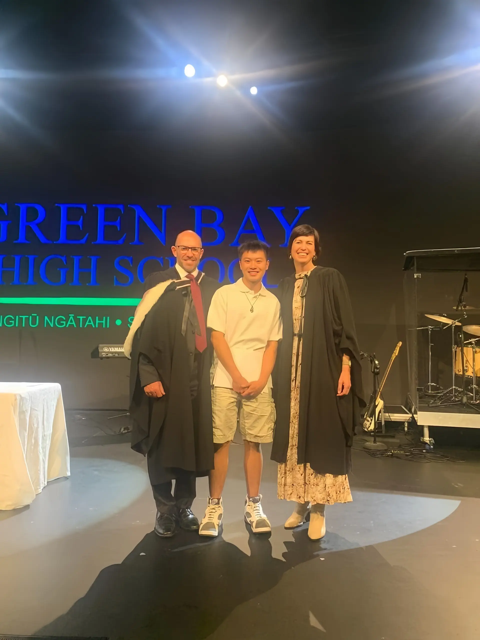 Trần Gia Huy (đứng giữa) nhận Học bổng Chính phủ bậc Trung học NZSS 2019, hiện theo học song ngành Khoa học Môi trường và Tâm lý học tại Đại học Canterbury.