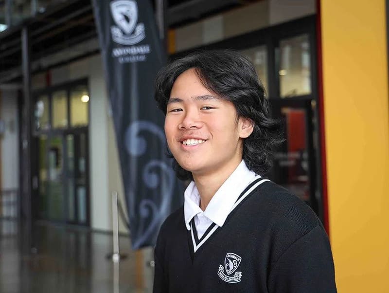 Tuấn Minh hiện đang theo học song ngành Tài chính và Khoa học Máy tính tại Đại học Auckland, New Zealand (xếp hạng 87 trong Bảng xếp hạng các trường Đại học trên thế giới 2023 theo QS World University Rankings)