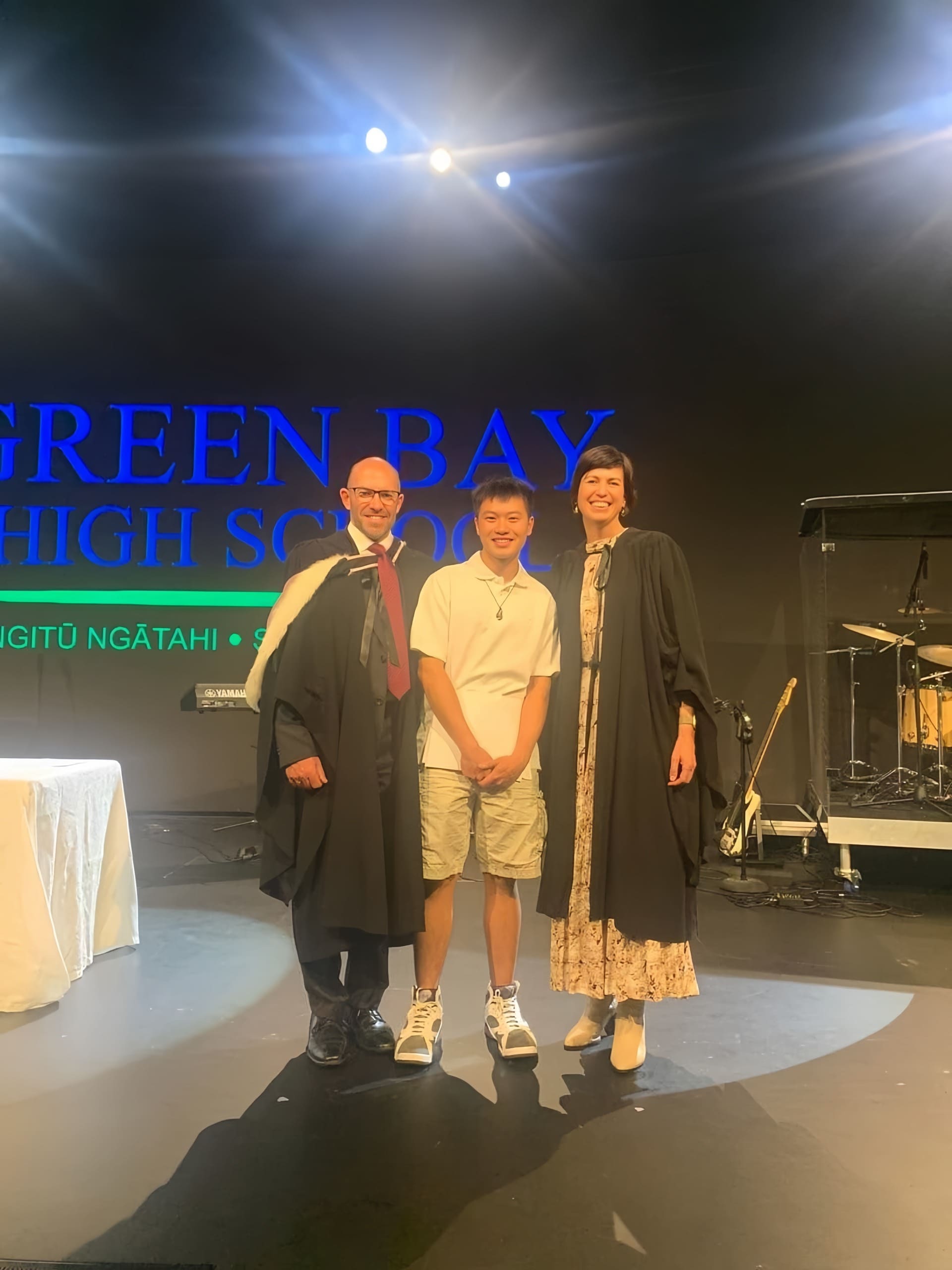 Trần Gia Huy (đứng giữa) nhận Học bổng Chính phủ bậc Trung học NZSS 2019, hiện theo học song ngành Khoa học Môi trường và Tâm lý học tại Đại học Canterbury.