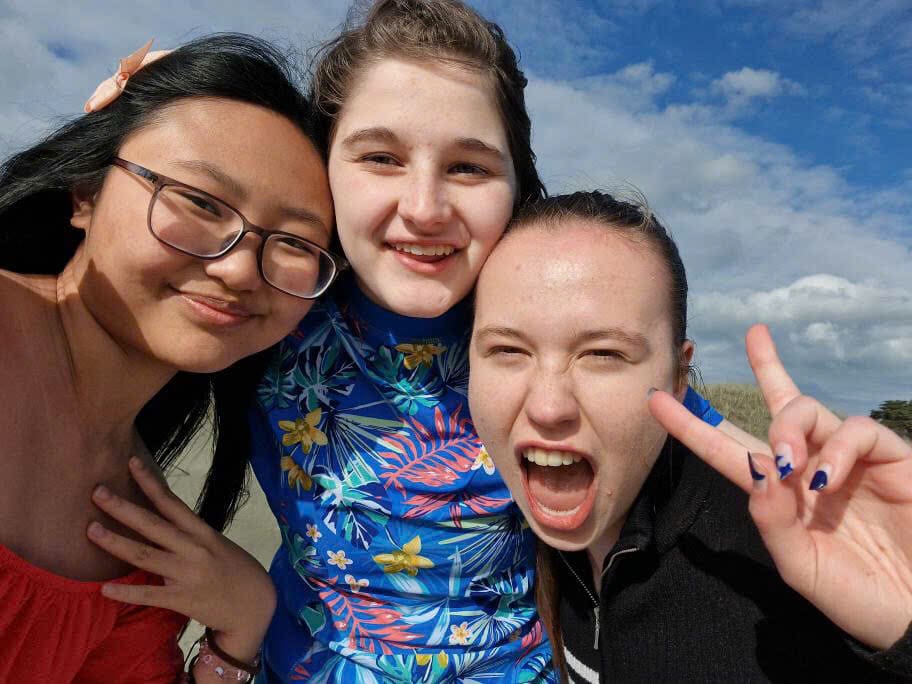 Gia Anh (ngoài cùng bên trái) đặt mục tiêu theo đuổi song ngành ở bậc đại học: Tâm lý học và Điều dưỡng.