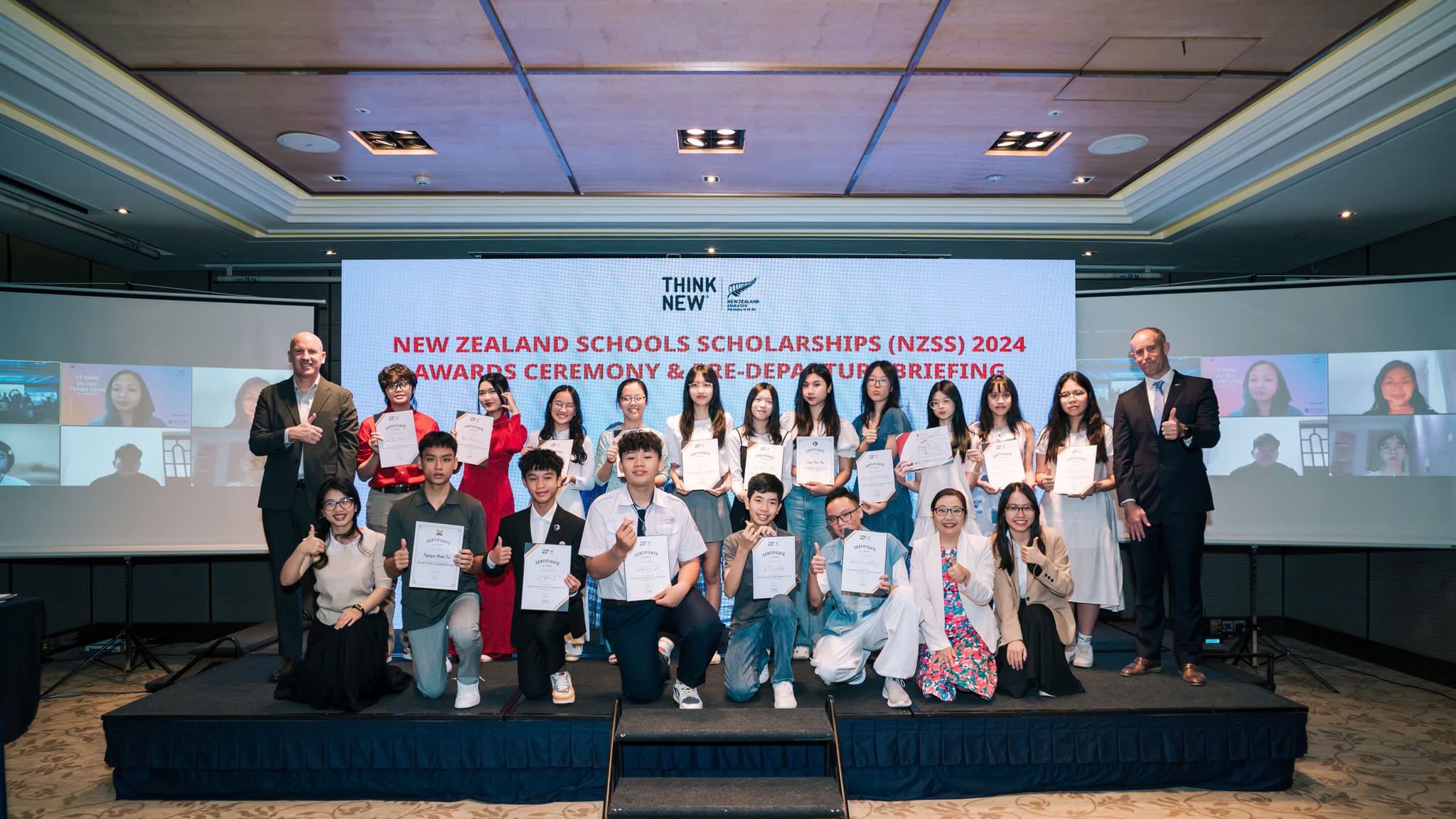 Minh Trí (thứ 3 hàng dưới từ trái qua) cùng các chủ nhân NZSS tại lễ trao học bổng năm 2024.